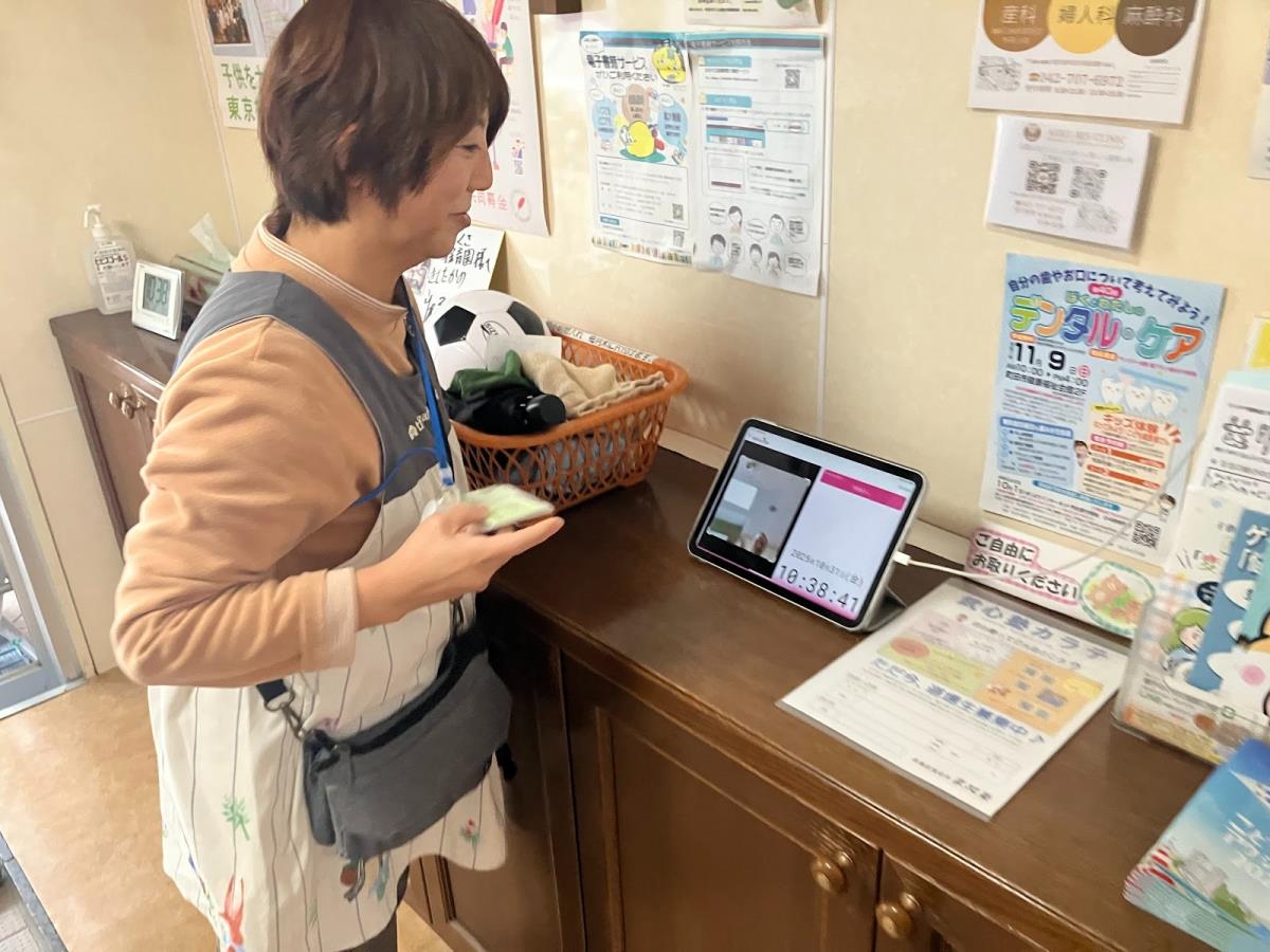 タブレットで記録を確認する職員